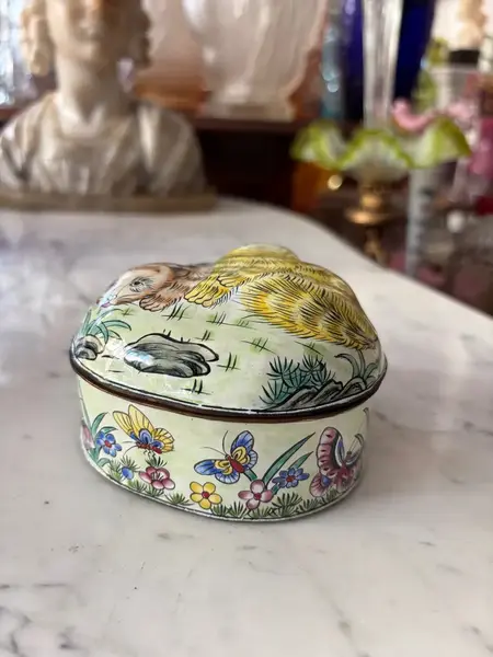 Foto de um(a) Antiga Caixinha Decorativa Com Gatos Esmaltados À Mão, da categoria de Cestos e Caixas. Antigo e belíssima caixinha decorativa em metal esmaltado à mão com decoração de gatos, borboletas e flores. Bastante... Mostrado de uma perspectiva diferente. Vendido no marketplace Trésors.