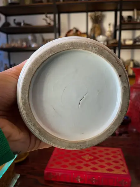 Foto de um(a) Antigo Raro Vaso Jarro Oriental Porcelana Japonesa Satsuma, da categoria de Vasos. ~ Satsuma Imperial ~Antigo e raro vaso oriental com com alças no formato de cães de fó. Peça total artística pintada à mão... Mostrado de uma perspectiva diferente. Vendido no marketplace Trésors.