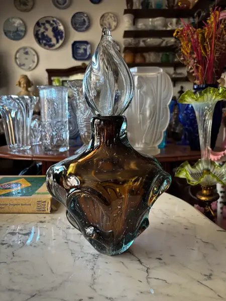 Foto de um(a) Antiga Garrafa Decorativa Em Murano Italiano Década De 1960, da categoria de Garrafas. ~ Italy Glass ~Antiga e linda garrafa decorativa em Murano artístico. Feita à mão. Original da década de 1960/70. Medidas... Mostrado de uma perspectiva diferente. Vendido no marketplace Trésors.