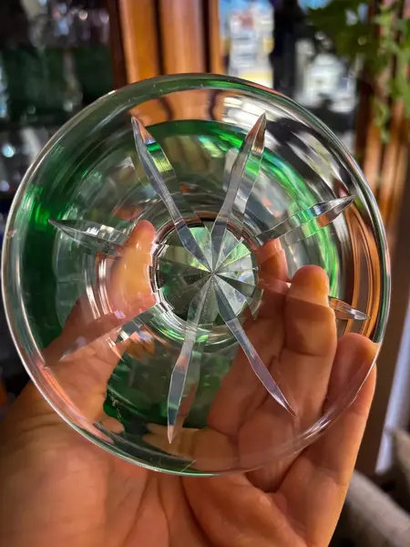 Foto de um(a) Antigo Raro Vaso Jarro Cristal Baccarat Verde Esmeralda, da categoria de Vasos. Antigo e fino vaso em cristal doublé europeu na cor verde esmeralda. Lindíssima lapidação manual e formato muito chique,... Mostrado de uma perspectiva diferente. Vendido no marketplace Trésors.
