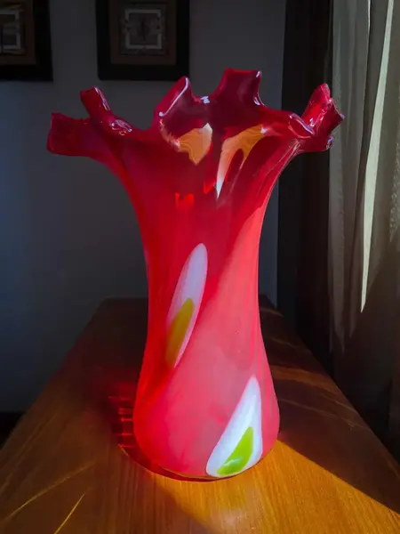 Foto de um(a) Antigo Grande Legítimo Vaso Murano Italiano Vermelho A. Deco, da categoria de Vasos. ~ Italy Glass ~Antigo e grande vaso artístico em Murano Italiano soufflé gomado com a borda plissada, cor vermelho rubi com... Mostrado de uma perspectiva diferente. Vendido no marketplace Trésors.