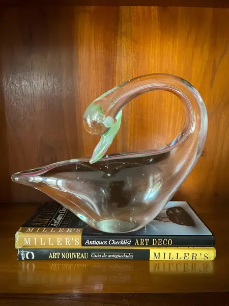 Foto de um(a) Antiga Escultura De Cisne Cristal Murano Italiano Legítimo, da categoria de Escultura. ~ Murano Italy ~Antiga escultura artística representando cisne, a peça é feita em bloco maciço do legítimo cristal de Murano... Mostrado de uma perspectiva diferente. Vendido no marketplace Trésors.