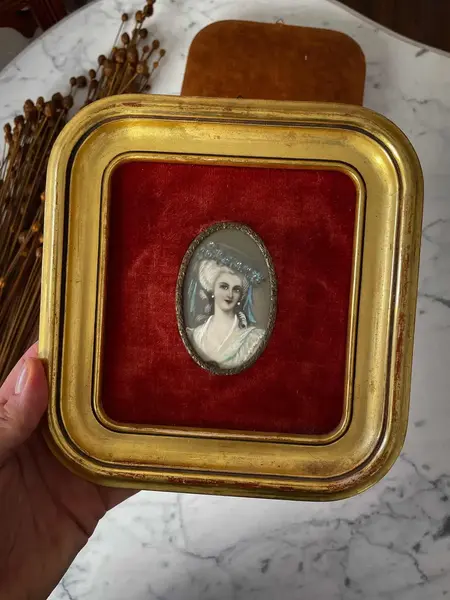 Foto de um(a) Antigo Par Quadros Camafeu Portrait Miniature Pintura Óleo, da categoria de Pinturas. ~ Portrait miniature ~ Antigo e raro par de quadrinhos italianos, com figura central de damas pintadas à mão em folha de... Mostrado de uma perspectiva diferente. Vendido no marketplace Trésors.