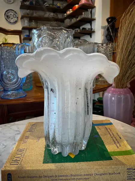 Foto de um(a) Italy Glass Antigo Vaso Jarro Murano Branco Leitoso Art Deco, da categoria de Vasos. ~ Italy Glass ~ Murano branco é muito chique! Belíssimo e imponente vaso artístico em Murano branco leitoso, incrível... Mostrado de uma perspectiva diferente. Vendido no marketplace Trésors.