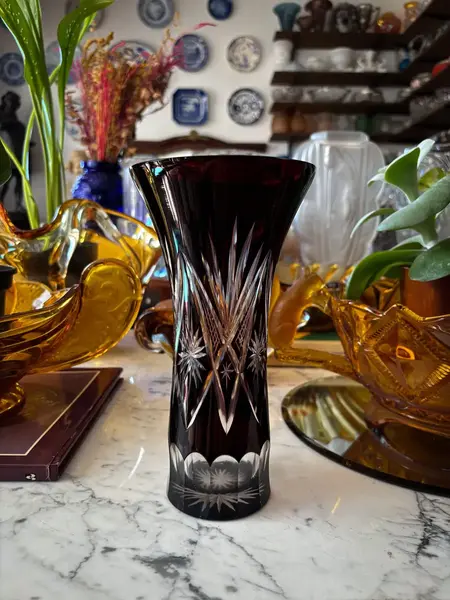 Foto de um(a) Antigo Raro Vaso Jarro Em Cristal Baccarat Lapidado À Mão, da categoria de Vasos. Antigo e elegante vaso em cristal europeu doublé na cor bordô, uma cor linda, que combina com tudo. Em contato com a luz ele... Mostrado de uma perspectiva diferente. Vendido no marketplace Trésors.