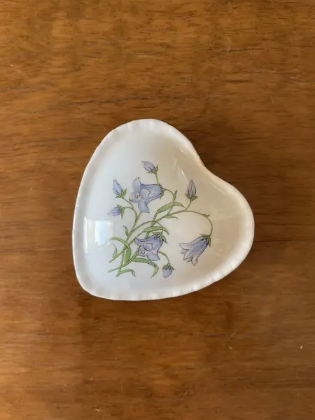 Foto de um(a) Antigo Coração Porta Joias Porcelana Inglesa Bone China, da categoria de Porta-Jóias. ~ Jean Mercer ~Antiga e rara caixinha decorativa ou porta joias no formato de coração, porcelana artística inglesa. Designer... Mostrado de uma perspectiva diferente. Vendido no marketplace Trésors.