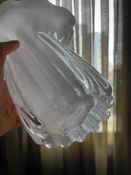 Foto de um(a) Italy Glass Antigo Vaso Jarro Murano Branco Leitoso Art Deco, da categoria de Vasos. ~ Italy Glass ~ Murano branco é muito chique! Belíssimo e imponente vaso artístico em Murano branco leitoso, incrível... Mostrado de uma perspectiva diferente. Vendido no marketplace Trésors.
