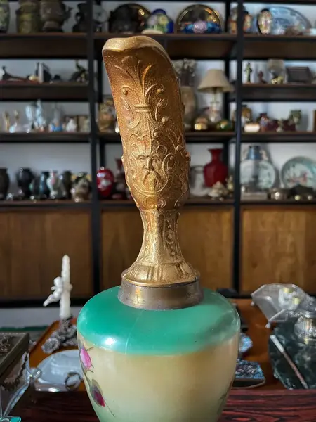 Foto de um(a) Antiga Rara Ânfora Jarro Decorativo Dourado Opalina França, da categoria de Jarros. Antiga e grande jarra decorativa com estrutura em metal trabalhado e parte central em opalina francesa pintada à mão. Peça... Mostrado de uma perspectiva diferente. Vendido no marketplace Trésors.