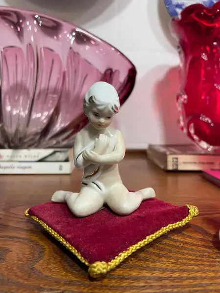 Foto de um(a) Antigo Bibelô Nua Em Biscuit Porcelana Espanhola Marti Piero, da categoria de Modelos e estatuetas. Marti Piero. 3 bibelôs da famosa porcelana espanhola, com filetes de ouro. Medida aproximadamente 8 x 9cm cada. Mostrado de uma perspectiva diferente. Vendido no marketplace Trésors.