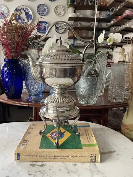 Foto de um(a) Antigo Raro Samovar Bule Completo Prata Inglesa Sheffield, da categoria de Chaleiras. ~ Sheffield ~Antigo e finíssimo samovar em metal espessurado a prata, estilo inglês. Todo original, com detalhes em relevo,... Mostrado de uma perspectiva diferente. Vendido no marketplace Trésors.