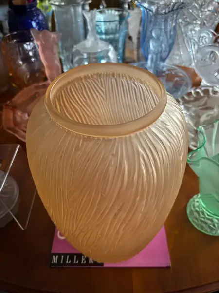 Foto de um(a) Antigo Vaso Jarro Decorativo Vidro Francês Art Deco Satiné, da categoria de Vasos. ~ Art Deco Glass ~Grande vaso em vidro artístico francês com decoração em relevo, simples e chique. Combina com tudo. Ótimo... Mostrado de uma perspectiva diferente. Vendido no marketplace Trésors.