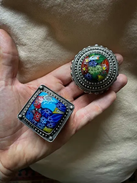 Foto de um(a) Antigo Par De Caixinhas Art Deco Em Prata Murano Millefiori, da categoria de Cestos e Caixas. Antigas caixinhas em prata com a tampa em Murano Italiano técnica Millefiori, uma das mais procuradas e colecionáveis.... Mostrado de uma perspectiva diferente. Vendido no marketplace Trésors.