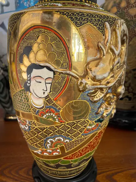Foto de um(a) Antigo Vaso Jarro Dragão Oriental Japonês Porcelana Satsuma, da categoria de Vasos. ~ Satsuma Imperial ~Antigo e diferente vaso oriental em porcelana artística japonesa, todo pintado à mão com figuras de... Mostrado de uma perspectiva diferente. Vendido no marketplace Trésors.