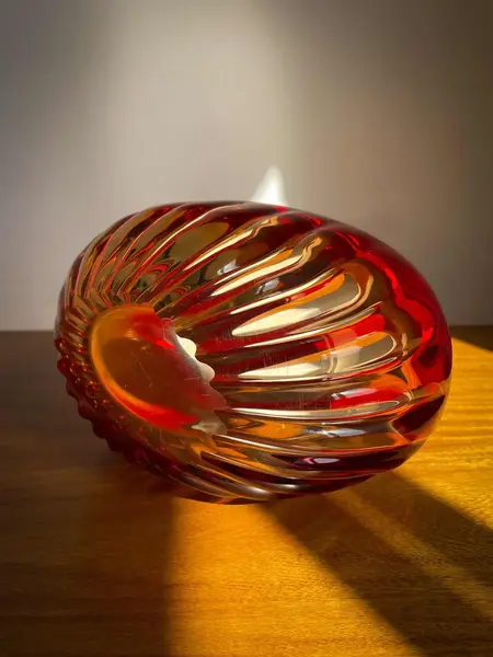 Foto de um(a) Antigo Bowl Decorativo Vaso Em Murano Italiano Art Deco, da categoria de Vasos e recipientes. ~ Fire Glass ~Antigo vaso/bowl decorativo em cristal de Murano Italiano soufflé gomado. Peça artística, feita à mão. Lindas... Mostrado de uma perspectiva diferente. Vendido no marketplace Trésors.