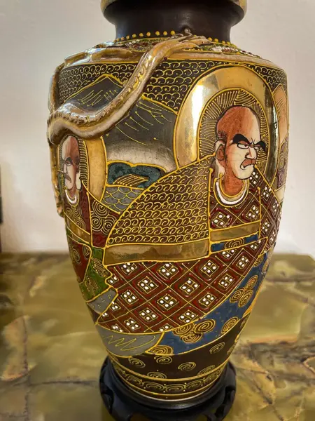 Foto de um(a) Antigo Vaso Jarro Dragão Oriental Japonês Porcelana Satsuma, da categoria de Vasos. ~ Satsuma Imperial ~Antigo e diferente vaso oriental em porcelana artística japonesa, todo pintado à mão com figuras de... Mostrado de uma perspectiva diferente. Vendido no marketplace Trésors.