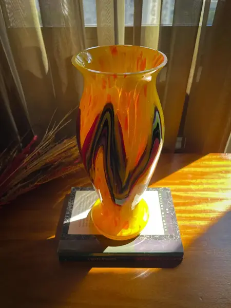 Foto de um(a) Antigo Vaso Jarro Murano Italiano Pâte De Verre Art Deco, da categoria de Vasos. ~ Pâte de Verre ~Antigo e icônico vaso artístico em Murano amarelo com rajados, trabalho manual com lindo brilho natural, as... Mostrado de uma perspectiva diferente. Vendido no marketplace Trésors.