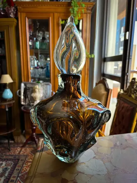 Foto de um(a) Antiga Garrafa Decorativa Em Murano Italiano Década De 1960, da categoria de Garrafas. ~ Italy Glass ~Antiga e linda garrafa decorativa em Murano artístico. Feita à mão. Original da década de 1960/70. Medidas... Mostrado de uma perspectiva diferente. Vendido no marketplace Trésors.