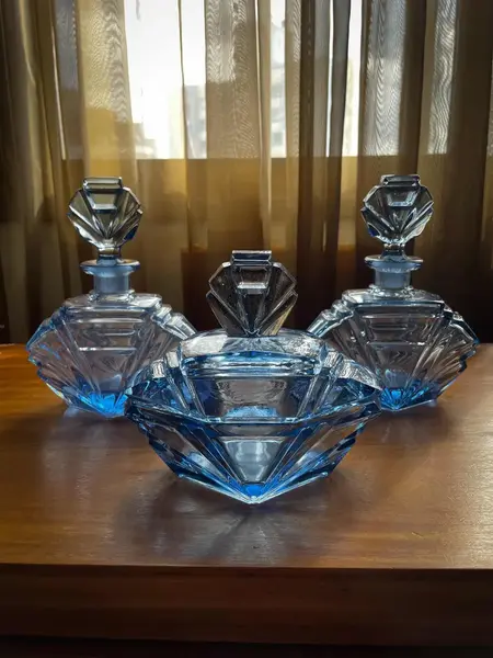 Foto de um(a) Antigo Perfumeiro Coleção Conjunto Toilette Cristal Art Deco, da categoria de Perfumeiros. Antigo e finíssimo conjunto de toucador para toilette composto por dois perfumeiros e uma caixa/porta joias.Cristal tcheco... Mostrado de uma perspectiva diferente. Vendido no marketplace Trésors.