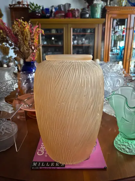 Foto de um(a) Antigo Vaso Jarro Decorativo Vidro Francês Art Deco Satiné, da categoria de Vasos. ~ Art Deco Glass ~Grande vaso em vidro artístico francês com decoração em relevo, simples e chique. Combina com tudo. Ótimo... Mostrado de uma perspectiva diferente. Vendido no marketplace Trésors.