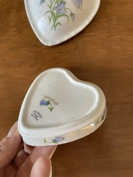 Foto de um(a) Antigo Coração Porta Joias Porcelana Inglesa Bone China, da categoria de Porta-Jóias. ~ Jean Mercer ~Antiga e rara caixinha decorativa ou porta joias no formato de coração, porcelana artística inglesa. Designer... Mostrado de uma perspectiva diferente. Vendido no marketplace Trésors.