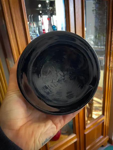 Foto de um(a) Antigo Raro Vaso Jarro Art Deco Opalina Preta E Prata Lei, da categoria de Vasos. Antigo e raro vaso artístico em opalina preta com decoração em prata de lei. Uma combinação muito chique e elegante, combina... Mostrado de uma perspectiva diferente. Vendido no marketplace Trésors.
