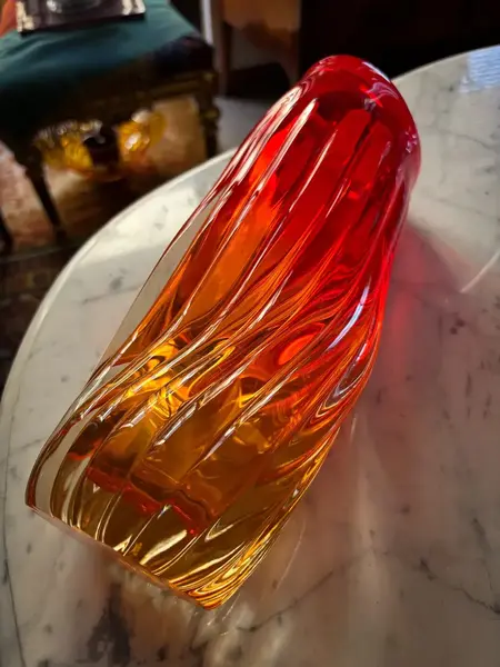 Foto de um(a) Antigo Raro Vaso Murano Italiano Seguso Alfredo Barbini, da categoria de Vasos. Cores e formas fascinantes!Antigo e pesado vaso em murano retorcido em tons degradê vermelho e âmbar, atribuído a Alfredo... Mostrado de uma perspectiva diferente. Vendido no marketplace Trésors.