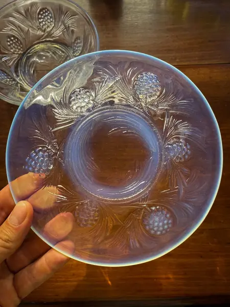Foto de um(a) Antigo Raro Bowl Decorativo Jobling Glass Vidro Opalescente, da categoria de Travessas e tigelas. ~ Jobling Glass ~Antigo e importante bowl decorativo em vidro artístico opalescente com decoração floral em relevo. Da... Mostrado de uma perspectiva diferente. Vendido no marketplace Trésors.
