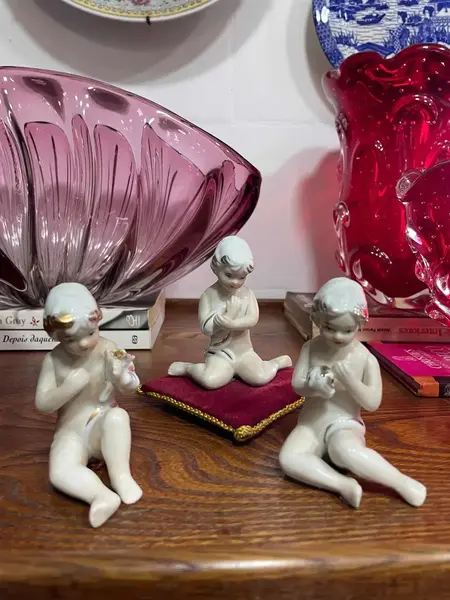 Foto de um(a) Antigo Bibelô Nua Em Biscuit Porcelana Espanhola Marti Piero, da categoria de Modelos e estatuetas. Marti Piero. 3 bibelôs da famosa porcelana espanhola, com filetes de ouro. Medida aproximadamente 8 x 9cm cada. Mostrado de uma perspectiva diferente. Vendido no marketplace Trésors.