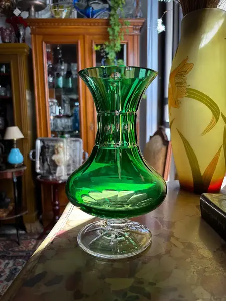 Foto de um(a) Antigo Raro Vaso Jarro Cristal Baccarat Verde Esmeralda, da categoria de Vasos. Antigo e fino vaso em cristal doublé europeu na cor verde esmeralda. Lindíssima lapidação manual e formato muito chique,... Mostrado de uma perspectiva diferente. Vendido no marketplace Trésors.