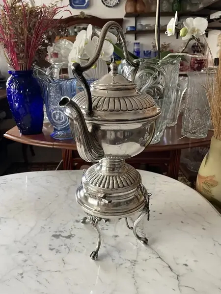 Foto de um(a) Antigo Raro Samovar Bule Completo Prata Inglesa Sheffield, da categoria de Chaleiras. ~ Sheffield ~Antigo e finíssimo samovar em metal espessurado a prata, estilo inglês. Todo original, com detalhes em relevo,... Mostrado de uma perspectiva diferente. Vendido no marketplace Trésors.