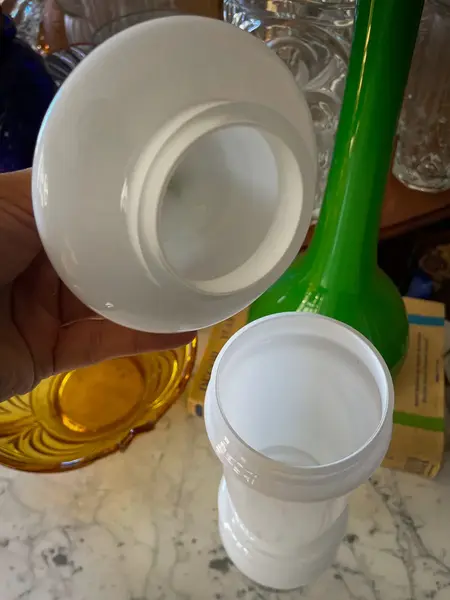 Foto de um(a) Antigo Potiche Vaso Jarro Art Deco Opalina Murano Branco, da categoria de Garrafas, potes e jarros. ~ Kastrup Holmegaard ~Antigo e grande potiche em opalina dinamarquesa Sandwich Glass (quando temos mais de um tipo de vidro... Mostrado de uma perspectiva diferente. Vendido no marketplace Trésors.