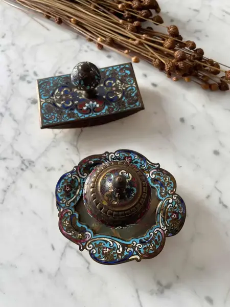 Foto de um(a) Antigo Conjunto Tinteiro Mata Borrão Bronze France Champlevé, da categoria de Itens de Escritório. Antigo e raro conjunto para escritório, composto por tinteiro e mata borrão em bronze doré (banho de ouro) com detalhes em... Mostrado de uma perspectiva diferente. Vendido no marketplace Trésors.
