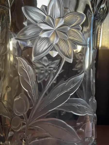Foto de um(a) Antigo Grande Vaso Jarro Art Deco Em Vidro Floral Satiné, da categoria de Vasos. ~ France Glass ~Antigo e grande vaso em vidro artístico francês satiné. Decoração com flores e folhas em relevo. Peça muito... Mostrado de uma perspectiva diferente. Vendido no marketplace Trésors.