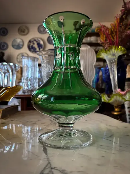 Foto de um(a) Antigo Raro Vaso Jarro Cristal Baccarat Verde Esmeralda, da categoria de Vasos. Antigo e fino vaso em cristal doublé europeu na cor verde esmeralda. Lindíssima lapidação manual e formato muito chique,... Mostrado de uma perspectiva diferente. Vendido no marketplace Trésors.