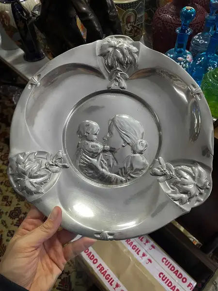 Foto de um(a) Antigo Prato Medalhão Centro De Mesa Prata Art Nouveau Wmf, da categoria de Pratos Decorativos. Antigo prato medalhão/centro de mesa em metal espessurado a prata da famosa manufatura wmf. Linda cena de mãe com criança.... Mostrado de uma perspectiva diferente. Vendido no marketplace Trésors.