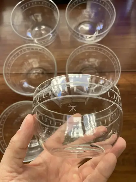 Foto de um(a) Antigo Conjunto De Lavandas Tigelas Bowls Em Cristal Francês, da categoria de Conjuntos de servir. Antigo conjunto com seis lavandas em cristal francês, ricamente lapidadas à mão. As peças são mil e uma utilidades, podem... Mostrado de uma perspectiva diferente. Vendido no marketplace Trésors.