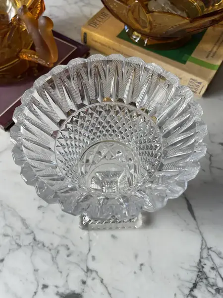 Foto de um(a) Antigo Vaso Cachepot Jarro Modelo Médici Em Cristal Tcheco, da categoria de Vasos. Antigo e clássico vaso artístico, modelo Medici, em cristal Tcheco lapidado à mão. Lapidação estrelada, e ponta de diamante.... Mostrado de uma perspectiva diferente. Vendido no marketplace Trésors.