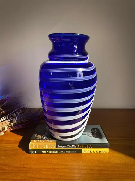 Foto de um(a) Antigo Vaso Jarro Murano Italiano Leitoso E Opalina Art Deco, da categoria de Vasos. ~ Cobalt blue Glass ~ Antigo e exuberante vaso artístico em Murano Italiano, cor azul cobalto com um trabalho leitoso em... Mostrado de uma perspectiva diferente. Vendido no marketplace Trésors.