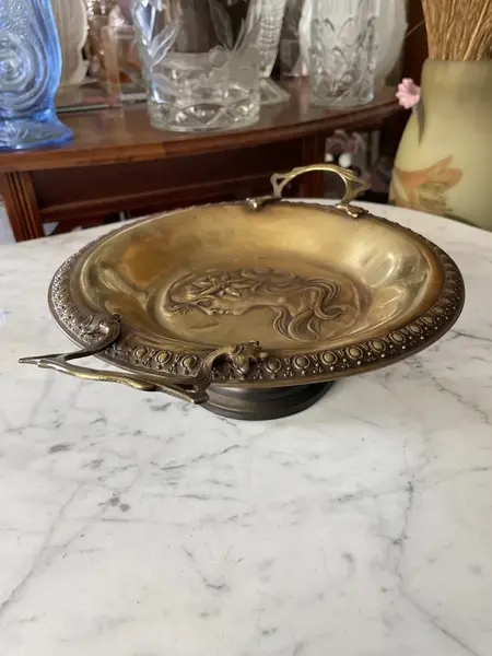 Foto de um(a) Antigo Centro De Mesa Rosto Dama Art Nouveau Bronze Francês, da categoria de Centro de mesa. Antigo e especial centro de mesa em bronze francês com lindo trabalho com decoração central de rosto de dama, traços bem... Mostrado de uma perspectiva diferente. Vendido no marketplace Trésors.