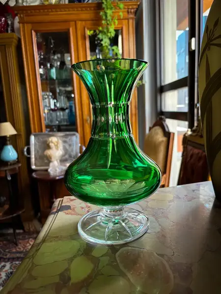 Foto de um(a) Antigo Raro Vaso Jarro Cristal Baccarat Verde Esmeralda, da categoria de Vasos. Antigo e fino vaso em cristal doublé europeu na cor verde esmeralda. Lindíssima lapidação manual e formato muito chique,... Mostrado de uma perspectiva diferente. Vendido no marketplace Trésors.