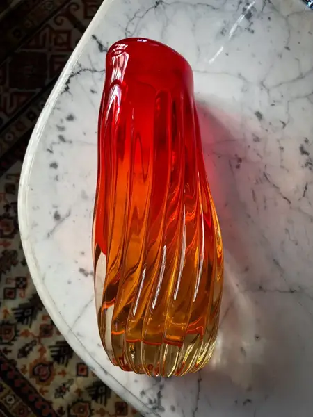 Foto de um(a) Antigo Raro Vaso Murano Italiano Seguso Alfredo Barbini, da categoria de Vasos. Cores e formas fascinantes!Antigo e pesado vaso em murano retorcido em tons degradê vermelho e âmbar, atribuído a Alfredo... Mostrado de uma perspectiva diferente. Vendido no marketplace Trésors.