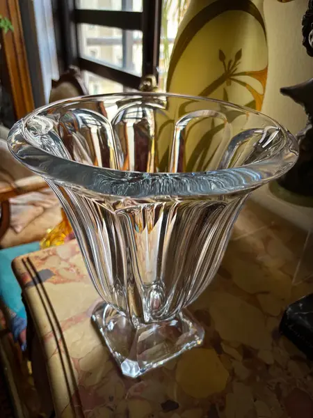 Foto de um(a) Antigo Grande Vaso Medici Centro De Mesa Cristal Bohemia, da categoria de Vasos. ~ Crystalite Bohemia ~ Antigo e grande vaso em cristal Tcheco, modelo Medici. Peça muito chique e decorativa. Marca da... Mostrado de uma perspectiva diferente. Vendido no marketplace Trésors.