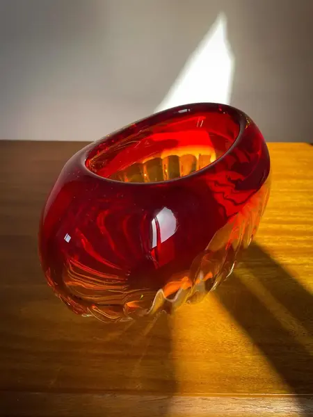 Foto de um(a) Antigo Bowl Decorativo Vaso Em Murano Italiano Art Deco, da categoria de Vasos e recipientes. ~ Fire Glass ~Antigo vaso/bowl decorativo em cristal de Murano Italiano soufflé gomado. Peça artística, feita à mão. Lindas... Mostrado de uma perspectiva diferente. Vendido no marketplace Trésors.