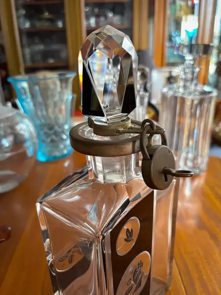 Foto de um(a) Antiga Rara Garrafa Em Cristal Tcheco Karl Palda Art Deco, da categoria de Garrafas. ~ Karl Palda Glass ~ Antiga e raríssima garrafa em cristal Tcheco com detalhes em preto e belíssima lapidação manual, e o... Mostrado de uma perspectiva diferente. Vendido no marketplace Trésors.