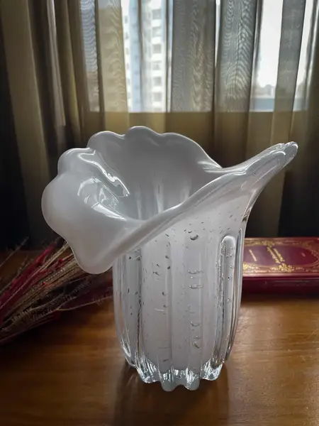 Foto de um(a) Italy Glass Antigo Vaso Jarro Murano Branco Leitoso Art Deco, da categoria de Vasos. ~ Italy Glass ~ Murano branco é muito chique! Belíssimo e imponente vaso artístico em Murano branco leitoso, incrível... Mostrado de uma perspectiva diferente. Vendido no marketplace Trésors.