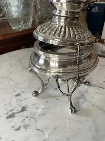 Foto de um(a) Antigo Raro Samovar Bule Completo Prata Inglesa Sheffield, da categoria de Chaleiras. ~ Sheffield ~Antigo e finíssimo samovar em metal espessurado a prata, estilo inglês. Todo original, com detalhes em relevo,... Mostrado de uma perspectiva diferente. Vendido no marketplace Trésors.