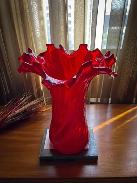 Foto de um(a) Antigo Grande Legítimo Vaso Murano Italiano Vermelho A. Deco, da categoria de Vasos. ~ Italy Glass ~Antigo e grande vaso artístico em Murano Italiano soufflé gomado com a borda plissada, cor vermelho rubi com... Mostrado de uma perspectiva diferente. Vendido no marketplace Trésors.