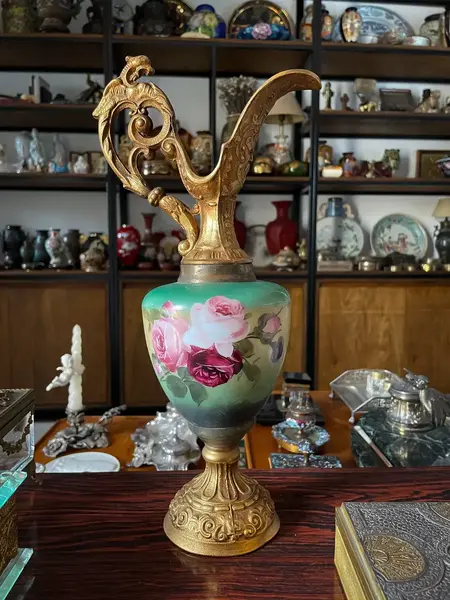 Foto de um(a) Antiga Rara Ânfora Jarro Decorativo Dourado Opalina França, da categoria de Jarros. Antiga e grande jarra decorativa com estrutura em metal trabalhado e parte central em opalina francesa pintada à mão. Peça... Mostrado de uma perspectiva diferente. Vendido no marketplace Trésors.