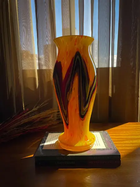 Foto de um(a) Antigo Vaso Jarro Murano Italiano Pâte De Verre Art Deco, da categoria de Vasos. ~ Pâte de Verre ~Antigo e icônico vaso artístico em Murano amarelo com rajados, trabalho manual com lindo brilho natural, as... Mostrado de uma perspectiva diferente. Vendido no marketplace Trésors.