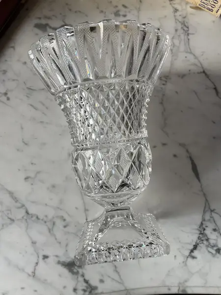 Foto de um(a) Antigo Vaso Cachepot Jarro Modelo Médici Em Cristal Tcheco, da categoria de Vasos. Antigo e clássico vaso artístico, modelo Medici, em cristal Tcheco lapidado à mão. Lapidação estrelada, e ponta de diamante.... Mostrado de uma perspectiva diferente. Vendido no marketplace Trésors.